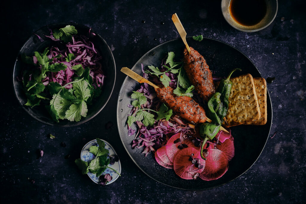 Vegane japanische Tsukune Spieße mit Rotkohl und Rettich 1 Vegane japanische Tsukune Spieße mit Rotkohl und Rettich